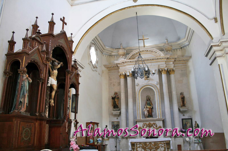 Inside La Parroquia de la Purísima Concepción